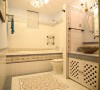 卫生间的设计简单、大气，蓝色和白色相搭配让整体的空间看起来干净、整洁。