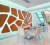 在餐厅的背景墙上做了一组木饰面的构成造型，使得空间上更加通透明快，光影相随。