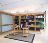 书房的设计很简单，一大面墙设计为书柜，不仅利用了空间，也起到一种装饰的作用。玻璃的墙面形成一种通透之感。