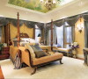 卧室的设计整体是华贵，造型时尚的床搭配中色系的窗帘盒家具，整体和谐、高贵。