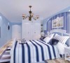 业之峰装饰设计师在设计卧室时，主要是墙面涂料和条纹的壁纸，白色的家个，条纹的床品等很好的搭配和运用。