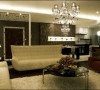 客厅的设计采用的是英式设计的沙发，时尚、简约，且具有一些浓浓的文化气息。