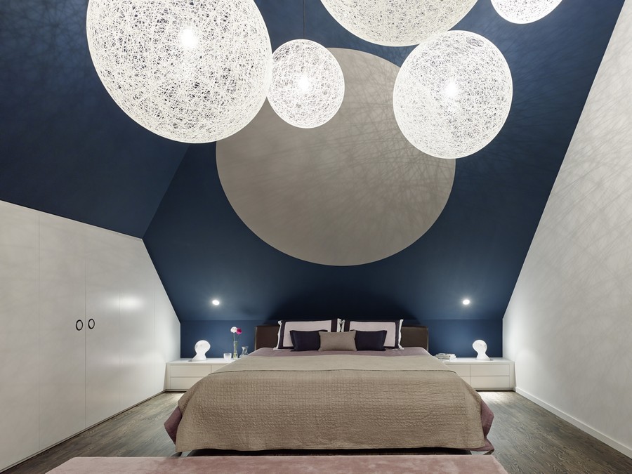 卧室装修设计:不规则的吊顶搭配圆形的灯,让卧室充满梦幻的感觉