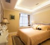 卧室的设计温馨、浪漫，大面积的软包设计，显示一种大气、时尚的感觉。