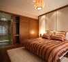 卧室的设计很安静，墙面的软包设计给人一种舒服的感觉，床品的设计温馨、美观。