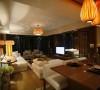 客厅的设计采用的白色的亚麻的布艺，搭配着深色的木饰面，整体的大气、干净。