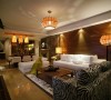 餐厅的设计与客厅的设计相互呼应，没有复杂的造型，简单的家具与灯具的搭配，一种温馨的设计质感。