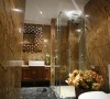 卫生间的设计师一幅富丽堂皇的设计，高档的大理石墙面和黑色的地面，整体奢华、大气。