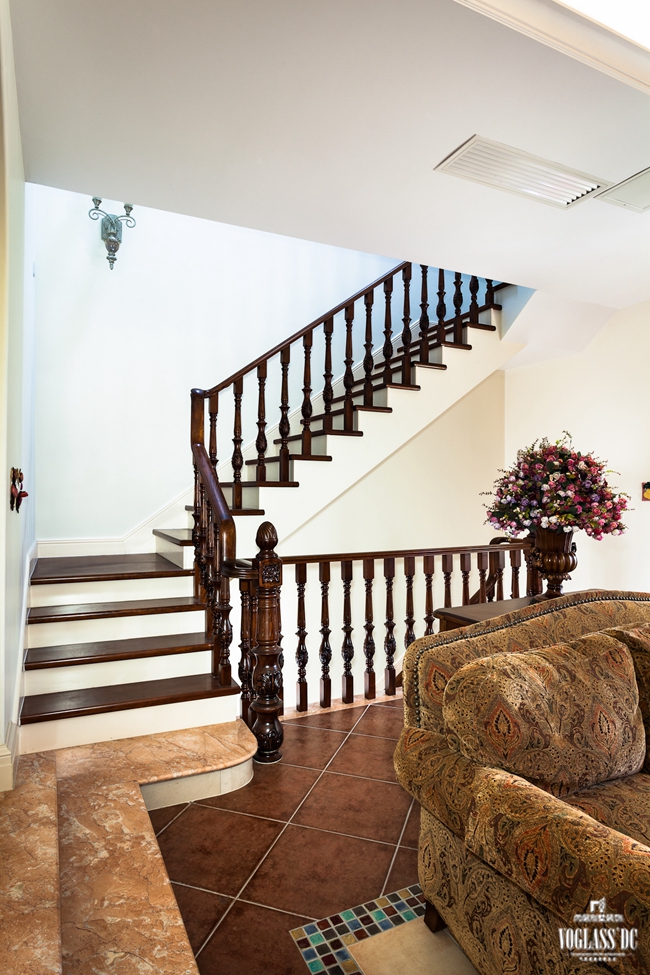 托斯卡纳 别墅 楼梯图片来自别墅装修尚层装饰王丽在托斯卡纳高端别墅装修的分享