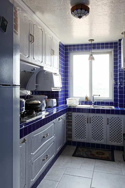 三居 厨房图片来自四川岚庭装饰工程有限公司在100平地中海风格实景蓝色格调的分享