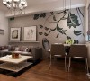 客厅整体以灰色为主，以象牙白的门及门套，沙发餐厅背景用手绘画的效果，简约更为清新、也更符合业主年轻有活力。