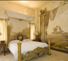 华丽的主人卧室，高14英尺的天花板，复合木地板以及凡尔赛宫优雅的欧洲古董台灯都使卧室充满中世纪欧式复古情怀。