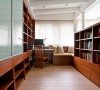 书房的设计采用了功能性至上的感觉，整体的柜子设计，多一些储物的功能。