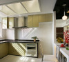 厨房设计简单实用，厨房和餐厅连成一体，方便使用。