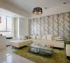 客厅沙发简单，色调采用纯白色，搭配不同图案的背景墙，突出特色。