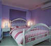 浪漫软件 藕紫色的寝饰、床头绷布及深紫色的休闲单椅，增添主卧房的浪漫情调。