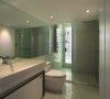 设计师拉高淋浴区的天花高度，将身心的压迫一并洗涤。