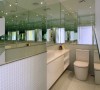 镜面与玻璃马赛克砖的搭配，去化空间狭长感，打造出让所有宾客惊讶的不思议空间。