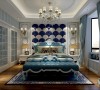 主卧床头背景壁灯、软包以及带有新中式风格组合的家具，更加体现上的混搭带入了不同层次的异域风情