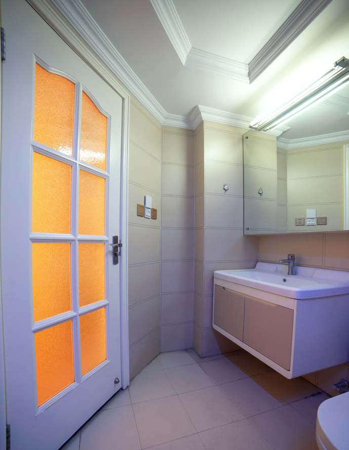 现代 港式 三居 80后 卫生间图片来自朗润装饰工程有限公司在西锦城130平米现代港式风格的分享