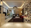 客厅大气、简约、沉稳，电视墙采用了银色花玻，简约时尚，镜面的应用，从视觉上增加了客厅的宽度。
