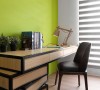 墙面跳以鲜明的秋香绿，带出活泼生命力；专属订制的书桌，侧边以旋转式的抽屉规划，展现趣味的视觉律动。