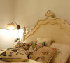 复古风格的卧室虽然很简单，但是各种小摆件都透露出复古风格的特色。