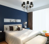 卧室在设计方面主要考虑的是舒适性，造型非常简单，背景用了暗蓝色，增加了吸光度，可以让主人拥有好的睡眠环境。