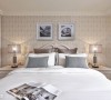 浅金色调壁纸与对称的床头布局，将卧眠区氛围转为舒适、柔和的美式古典气息。