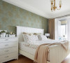 墨绿色古典墙纸与美式床架布艺仿佛把绿野仙踪的故事带进了卧室，整体氛围清幽淡雅。