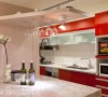 介于餐厅于厨房之间，中岛的设置则于开放式的段落思维中，缓冲两个机能空间，并补充收纳、电器柜机能。