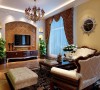 客厅电视背景墙的造型及墙面的壁纸和地面的地砖相得益彰,使空间更加奢华