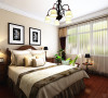 主卧的设计采用了美式的宽松的大床，看上去柔软舒适的样子，一盏美式的青铜质感的吊灯作为主光源的照射。