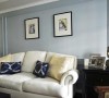 客厅沙发细节，通过蓝色抱枕增加浪漫情调。