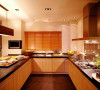 厨房的设计主要强调功能性，厨房的家具搭配设计结合了整体风格的设计。