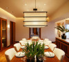 餐厅设计餐桌的餐具摆放和色调搭配再加上灯光的效果，温馨温和。