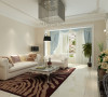 白色的皮质沙发，条纹的地毯，和米黄色的地砖，搭配的相得益彰。