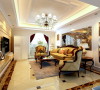 客厅：地面拼花式设计，彰显大气之美，顶部采用金箔壁纸，增加富贵之气。