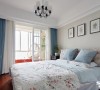 卧室则打破了客厅那种明亮的欧式风格，采用了稍微深色的色调，让卧室感觉非常安静温馨。