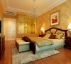 主卧室：墙面采用暖色壁纸，温馨舒适。