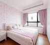 粉色的卡通图腾壁纸有着活泼甜美的气质，家私也选以粉色搭构女孩的梦想卧房。