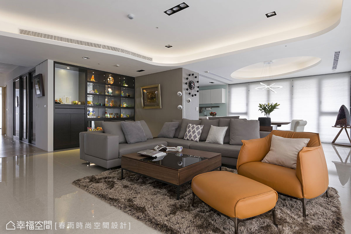 客厅图片来自幸福空间在180现代风格三面采光机能宅的分享