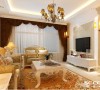 客厅主要以白色为主色调，简单的线条造型顶和米黄色的罗马柱勾勒出温馨的生活氛围。
