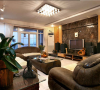 皮质的沙发，大理石打造的电视背景墙让客厅空间的基调定格在了“华丽”二字上。