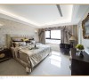 充满贵族气韵的华丽床板，搭配浪漫新古典的壁布墙面，打造出低调而奢华的大邸风范。