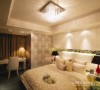 设计师在设计方案时，卧室空间，造型都比较简洁，主要运用壁纸，灯具，床品整体搭配必运用。