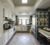 地面和墙面仿古砖的选择，让厨房耐看且耐脏。