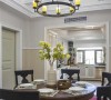 吊顶线条清晰，灯光明朗，桌椅质感强，配饰精致，打造了舒适的用餐氛围！