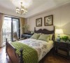 落地窗的设计让卧室充满阳光；木质元素让整间卧室显出一种自然舒适感。
