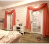 卧室设计紧扣田园梦想的主题，采用大面积的碎花墙纸，营造甜蜜浪漫的氛围，满足女主人对生活的美好向往。
